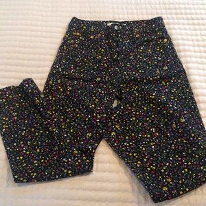 Levi’s jeans W26 L26. Black background with small flowers.